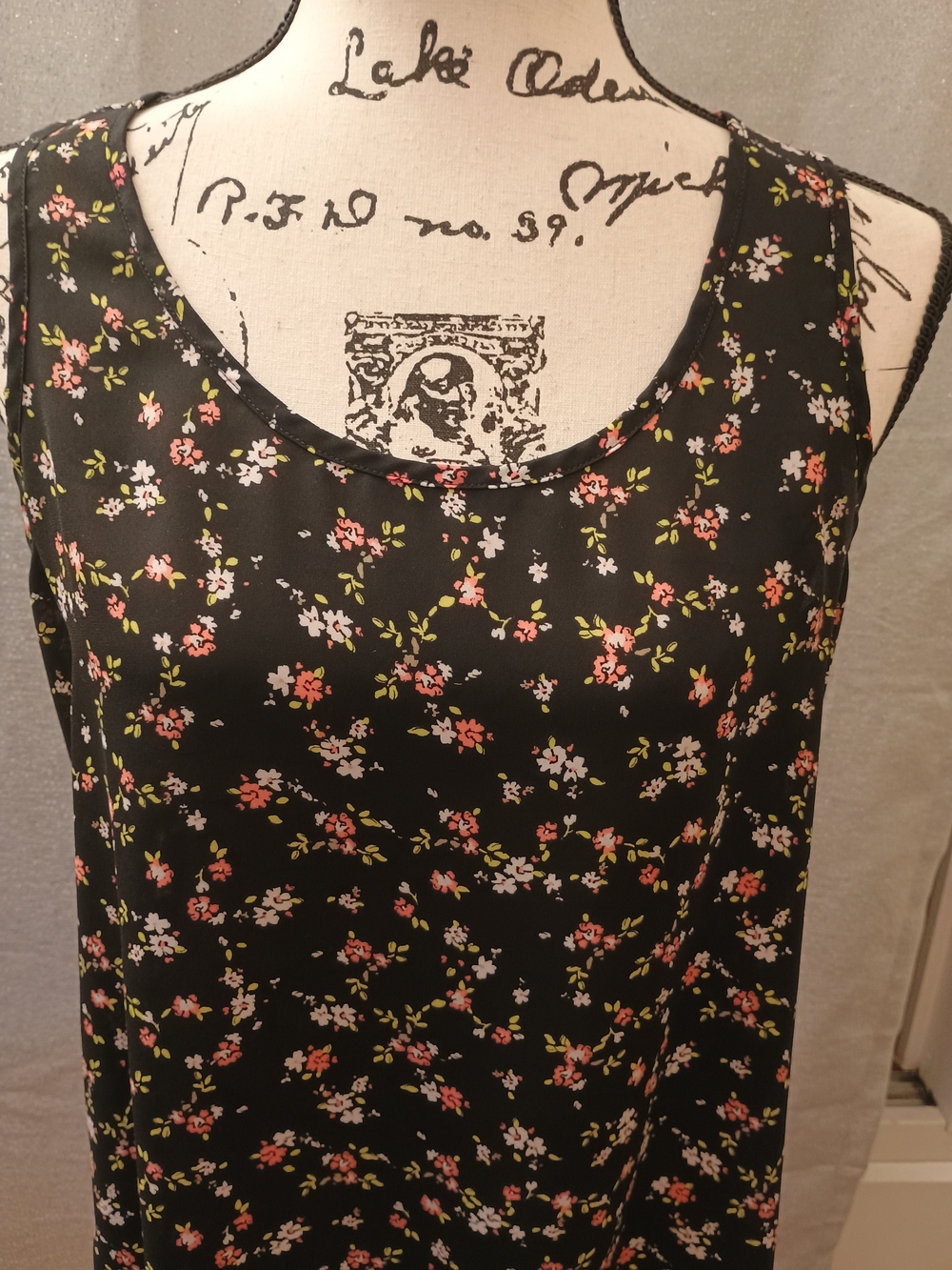 Express Black Floral Sleeveless Women's Top - Coral Floral Print